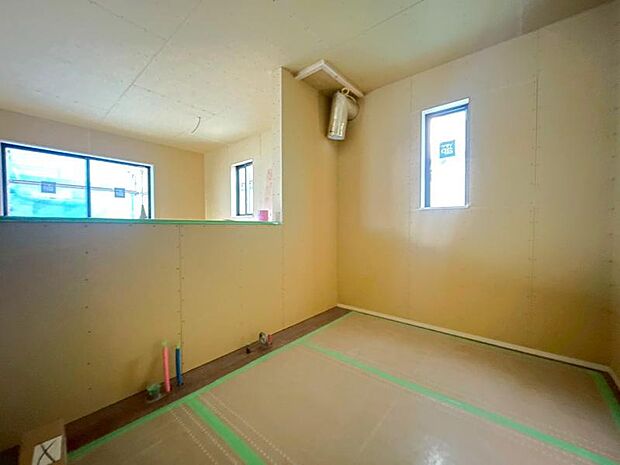 リビング全体が見渡せる対面式システムキッチン。食事の用意をしながら家族との会話も弾み笑顔溢れる空間です。(2026.3.18撮影)