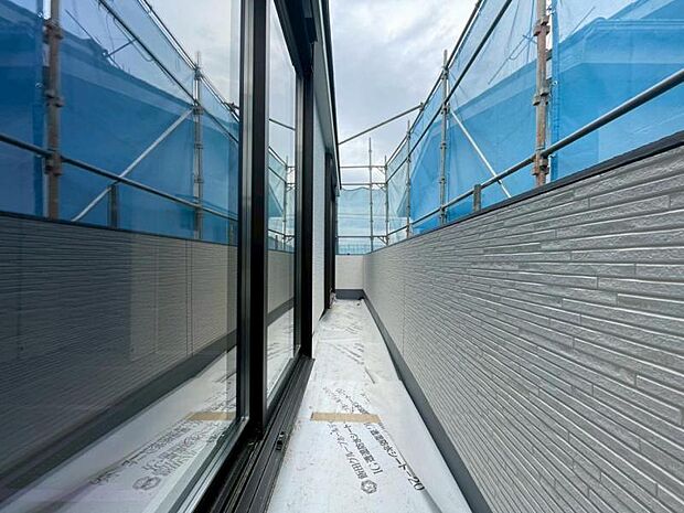 太陽の光と共存するライトカラーのバルコニー。2部屋をまたぐ広さは、梅雨時の貴重な晴れの日もまとめて干せる程の余裕があります。(2026.3.18撮影)