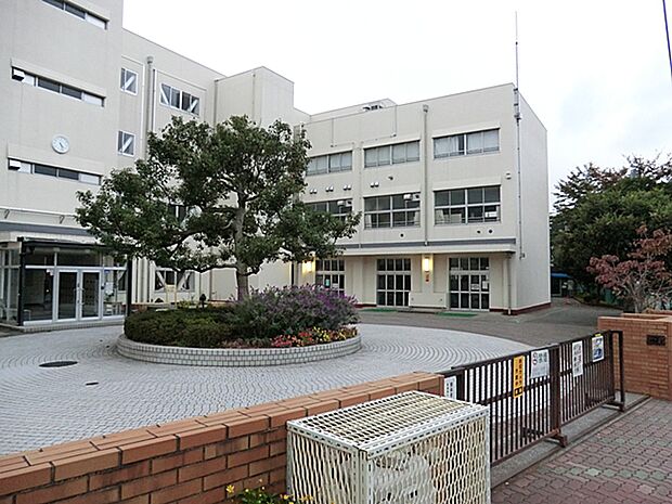 横浜市立永田台小学校 990m