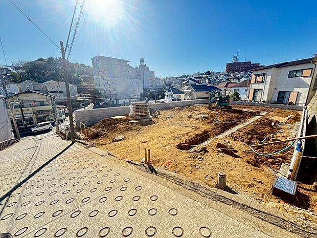 前面道路は約4.9mございますので、毎日のお車の出し入れもストレスなく行えます。(2026.2.3撮影)