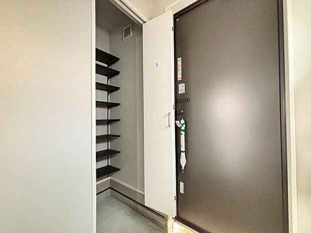 清潔感のある空間を保てるよう、収納スペースを広く設けていますので、玄関をスッキリ綺麗な空間に纏めます。