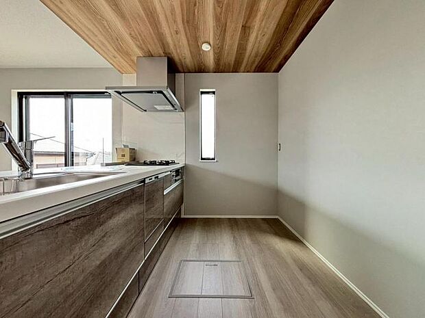 広々としたキッチンスペース。食洗機と浄水器が付き、収納力のあるキッチンは料理が捗ります。