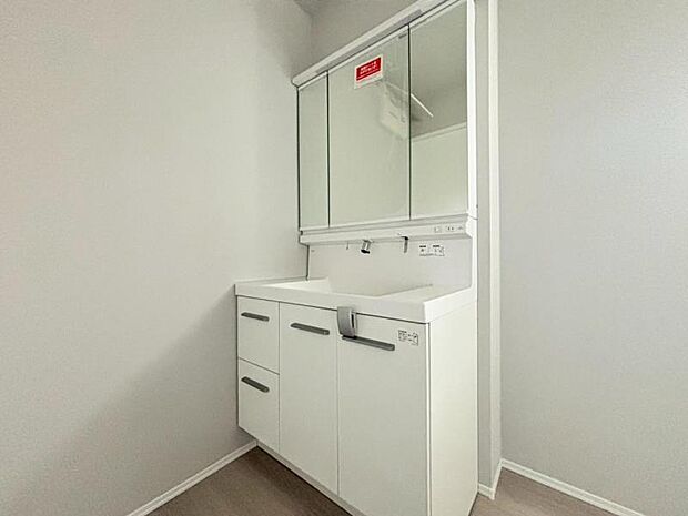 清潔感のあるワイドな洗面台は収納力もあり、いつでもすっきりとした洗面室に。