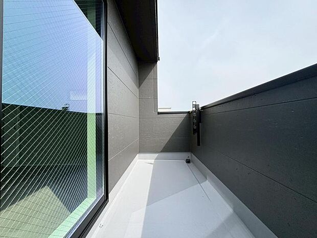 陽の光に照らされるバルコニーを、爽やかな涼風が吹き抜けていきます。