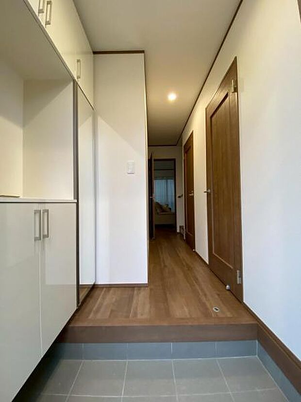 お住まいの顔となる玄関。安らぎに満ちた生活空間を予感させてくれます。