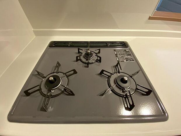 料理の幅を拡げてくれる三口コンロの使いやすいシステムキッチンを採用。