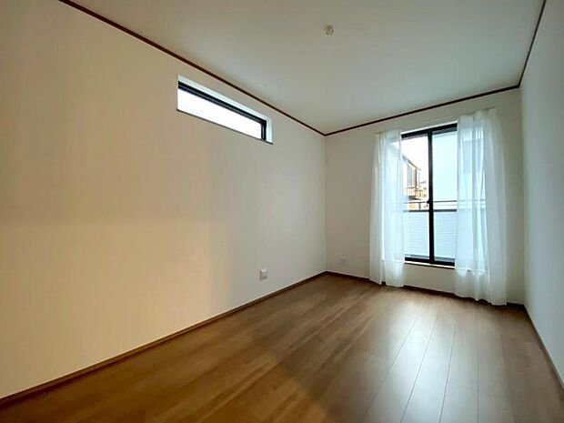 大きな窓からたっぷりと陽光が注がれる明るい空間。日々の疲れを癒してくれる主寝室。