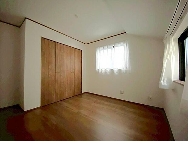 窓からたっぷりと陽光が注がれる明るい空間。時を忘れて過ごす場所として過ごせるお部屋にクローゼットをご用意。