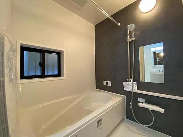 光に照らし出されたバスルーム。広い浴槽にゆっくりと身を沈め深く瞑想をすれば、また新たな活力が膨らんできます。