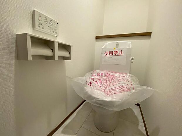 暖房便座・ウォシュレット付きのトイレ。落ち着いた雰囲気を演出する内装に仕上げました。