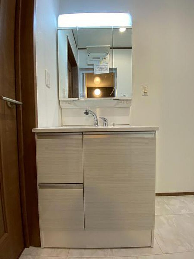 清潔感のあるワイドな洗面台は収納力もあり、いつでもすっきりとした洗面室に。