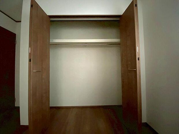 クローゼットには棚やハンガーパイプが付いており、スーツや上着などがスッキリ収納可能です。