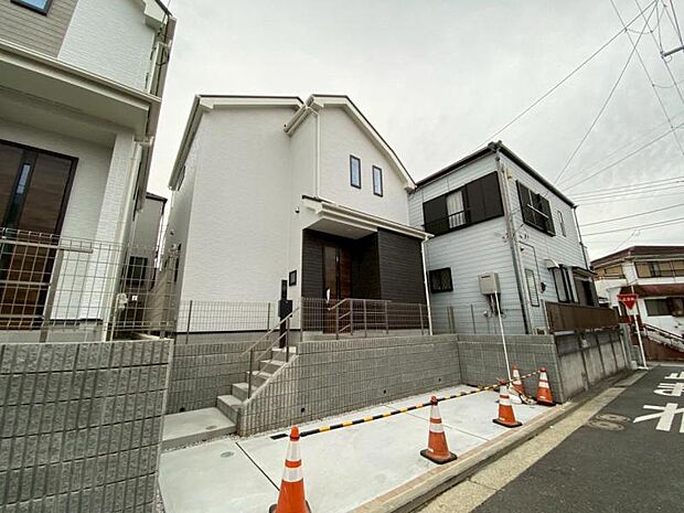 建物につながる駐車スペース。重いものの、荷物の出し入れも安心です。