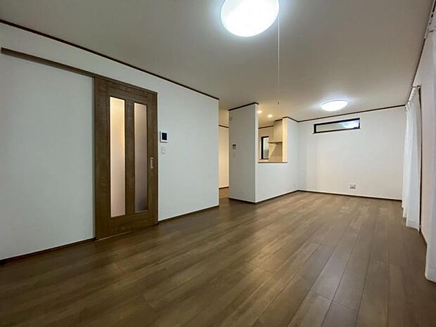 家族はもちろん友人たちもリラックス。仲間を呼び寄せる風通しの良い家。光と風が通るリビングで充実した毎日を。