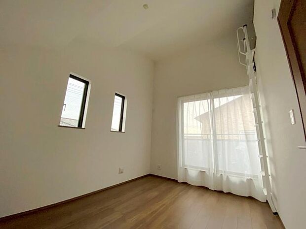 ロフト付きで開放感のある空間。自由度が高いので家具のレイアウトでお好みの空間を創りだせます。