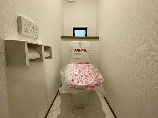 暖房便座・ウォシュレット付きのトイレ。落ち着いた雰囲気を演出する内装に仕上げました。