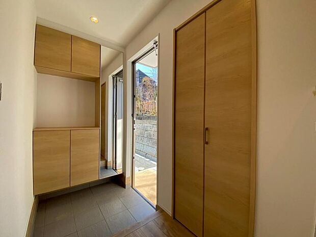 シューズボックスについている鏡は靴を履いた全身を写せるので外出時の最終チェックに最適です。