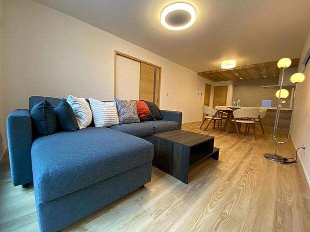 くつろげるリビングは話に夢中になりすぎて、ついつい時間を忘れてしまう。そんな束の間の幸せを感じさせてくれる場所です。