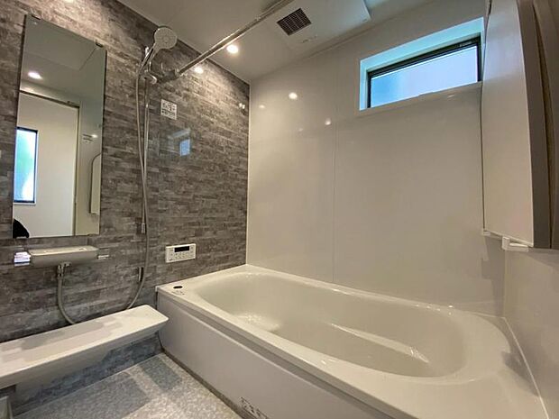 清潔感と和らぎあるカラーで統一し、ゆったりお使い頂ける柔らかな曲線で構成された、半身浴も楽しめるバスタブが心地よさをもたらします。