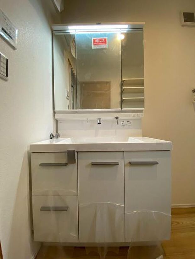 清潔感のあるワイドな洗面台は収納力もあり、いつでもすっきりとした洗面室に。