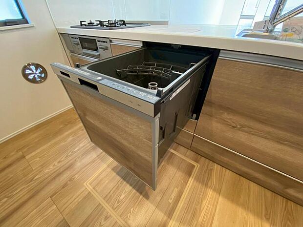 食器洗浄乾燥機を標準装備。作動中は他の家事を並行して進めることができ、家事の時短と負担軽減につながります。高温、高圧水流で洗浄するため、除菌・消臭効果が期待でき、衛生面での安心感が高まります。また、手