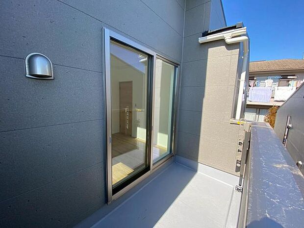 陽の光に照らされるバルコニーを、爽やかな涼風が吹き抜けていきます。