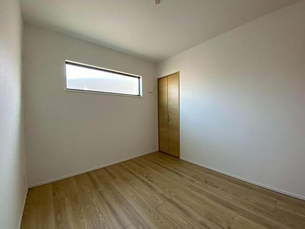 家族個々の安らぎの空間。誰もが好みで飾れるシンプルな室内に仕上げてあります。