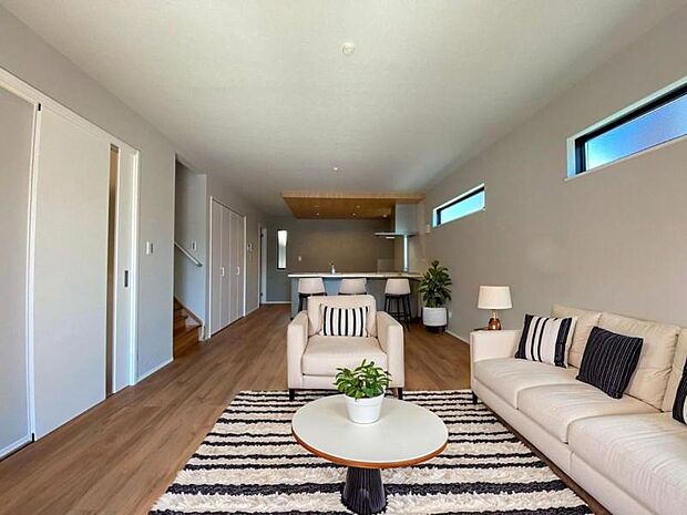 リビング(配置してある家具はCGによるイメージです)ゆったり18帖の広々リビング。明るさと風が入る窓配置が安らげる空間を演出します。