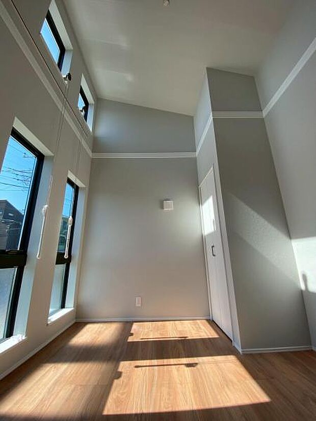 大きな窓からたっぷりと陽光が注がれる明るい空間。窓から注がれる光で家族とのコミュニケーションも明るくなりそうです。