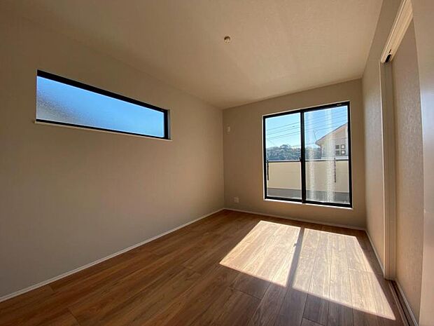 窓からたっぷりと陽光が注がれる、明るく快適なプライベート空間となっています。