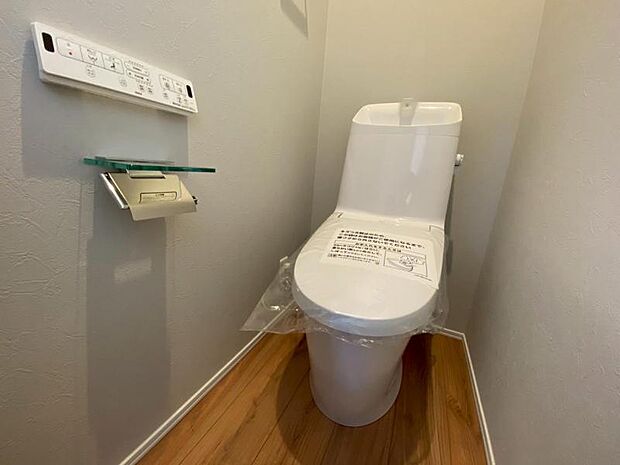 暖房便座・ウォシュレット付きのトイレ。落ち着いた雰囲気を演出する内装に仕上げました。