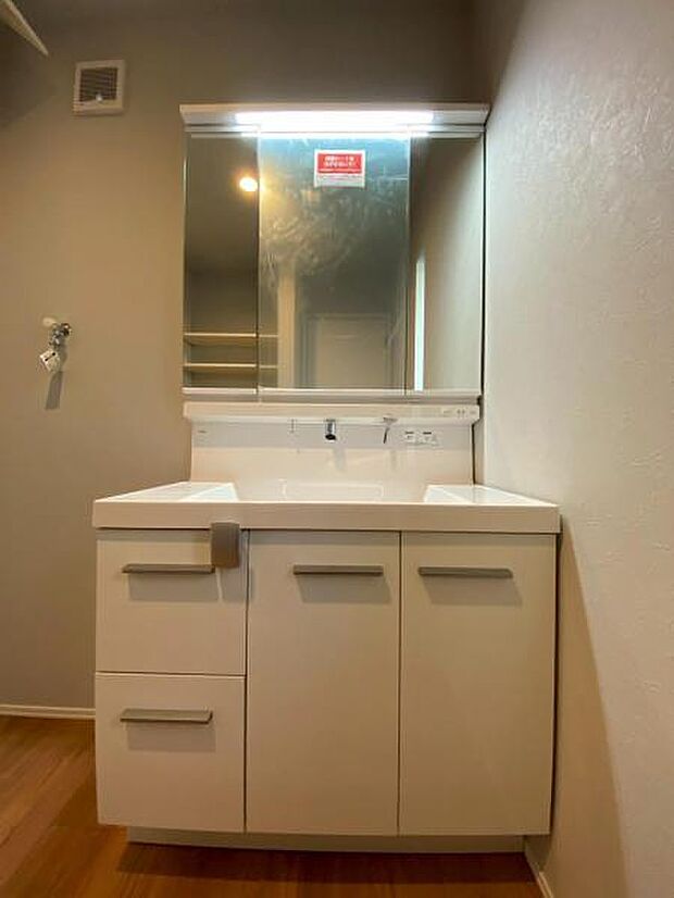 清潔感のあるワイドな洗面台は収納力もあり、いつでもすっきりとした洗面室に。