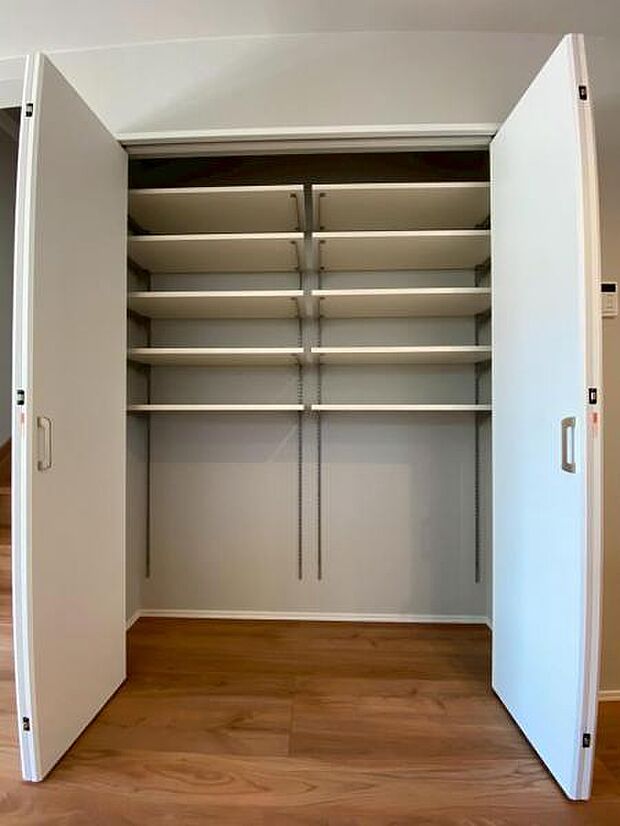 パントリーには、食品や飲料のほか、日常使う頻度の少ない調理器具や什器類をストックできます。