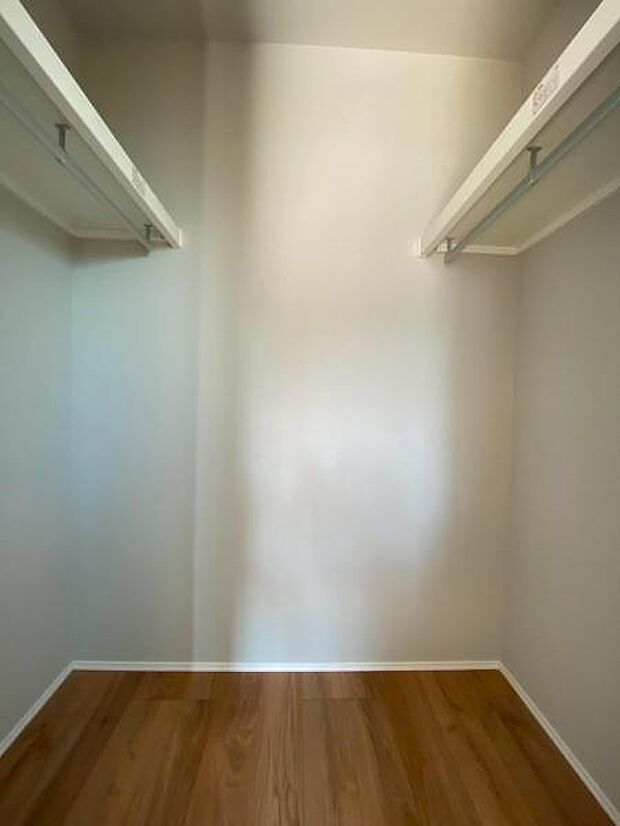 たくさんの洋服をかけることができる収納力と取り出しやすさが魅力のWIC。スーツケース、ストック品など何でも収納できる嬉しい空間です。