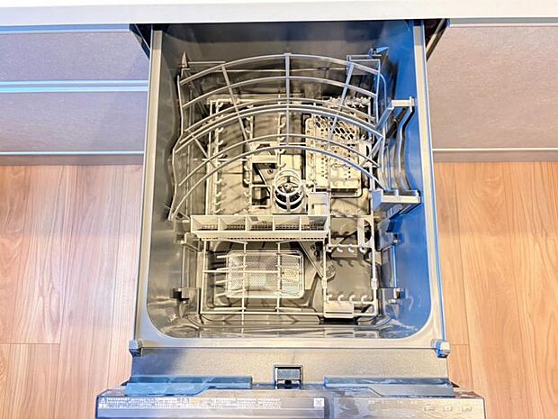 食器洗浄乾燥機を標準装備。作動中は他の家事を並行して進めることができ、家事の時短と負担軽減につながります。高温、高圧水流で洗浄するため、除菌・消臭効果が期待でき、衛生面での安心感が高まります。また、手