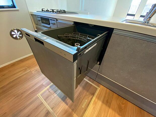 食器洗浄乾燥機を標準装備。作動中は他の家事を並行して進めることができ、家事の時短と負担軽減につながります。高温、高圧水流で洗浄するため、除菌・消臭効果が期待でき、衛生面での安心感が高まります。また、手