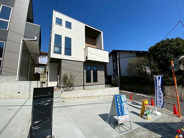 ご両親や友人・知人が訪ねてきても大丈夫。駐車スペース2台分(車種による)を確保してあります。