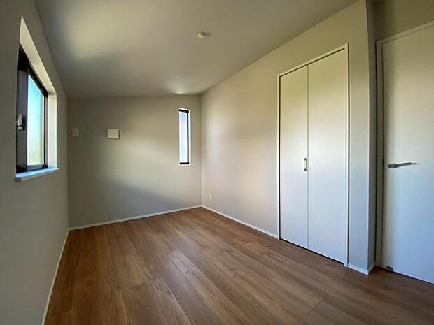 家族個々の安らぎの空間。誰もが好みで飾れるシンプルな室内に仕上げてあります。