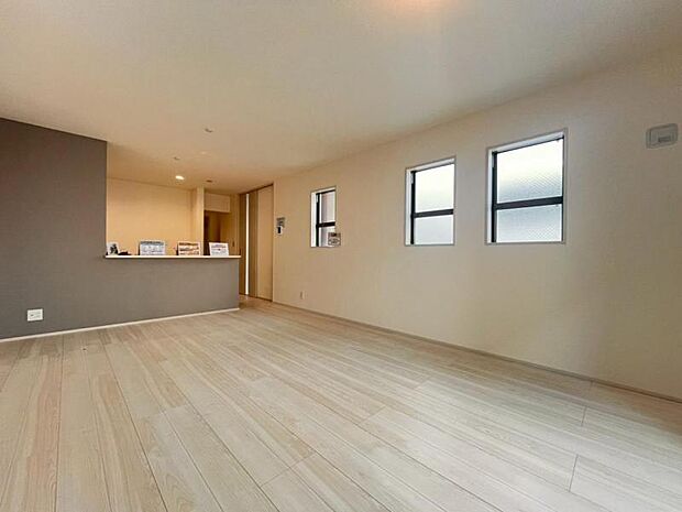 くつろげるリビングは話に夢中になりすぎて、ついつい時間を忘れてしまう。そんな束の間の幸せを感じさせてくれる場所です。