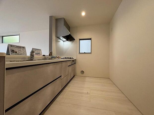 リビングダイニングを見渡せる対面キッチン。収納力のあるキッチンは料理が捗ります。カップボートや冷蔵庫を置いても十分なスペースができます。