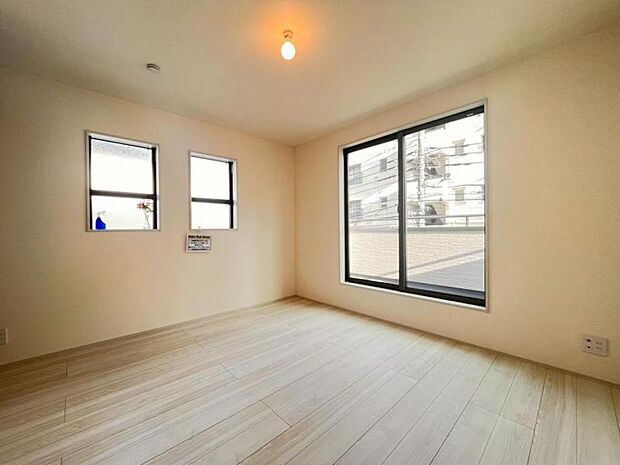 大きな窓からたっぷりと陽光が注がれる明るい空間。日々の疲れを癒してくれる主寝室。