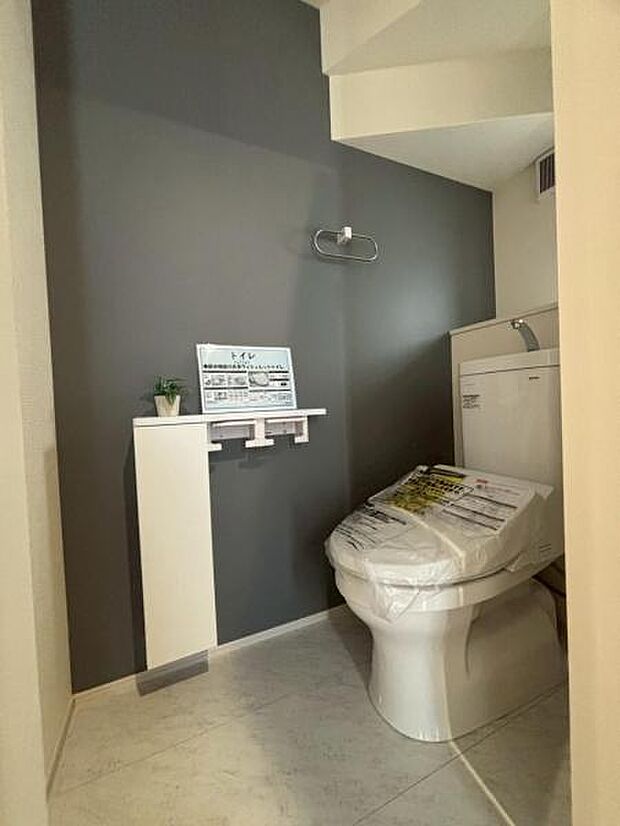 清潔感溢れるトイレ。落ち着いた空間で安らぎのひとときをお過ごしいただけます。