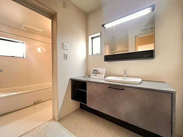 上質な温かみを持つカラーのワイドな洗面台は収納力もあり、いつでもすっきりとした洗面室に。