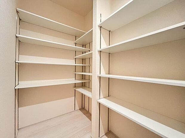 パントリーには、食品や飲料のほか、日常使う頻度の少ない調理器具や什器類をストックできます。