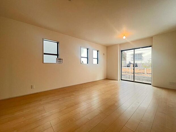 大きなソファを置いてゆったりとご生活頂けるリビング。家族が集まる場所だからこそゆったりとした空間を実現しています。