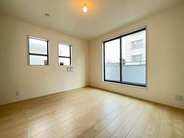 大きな窓からたっぷりと陽光が注がれる明るい空間。日々の疲れを癒してくれる主寝室。