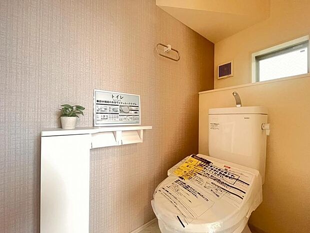 ウォシュレット付きのトイレ。落ち着いた雰囲気を演出する内装に仕上げました。