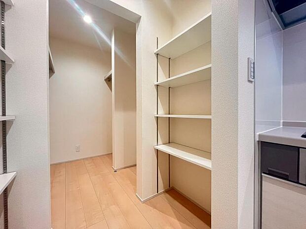 食品や食器を収納出来るウォークインタイプのパントリーです。乱雑になりがちな調理家電などをスッキリまとめる事が出来ます。