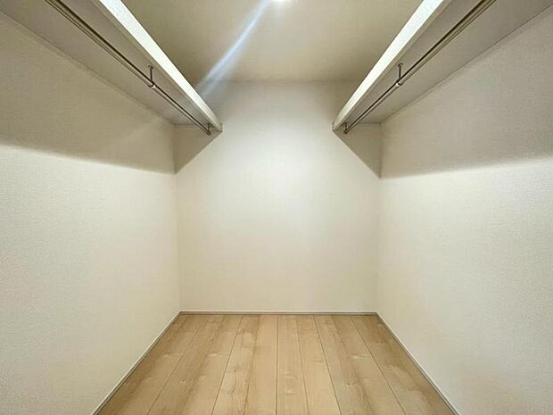 たくさんの洋服をかけることができる収納力と取り出しやすさが魅力のWIC。スーツケース、ストック品など何でも収納できる嬉しい空間です。