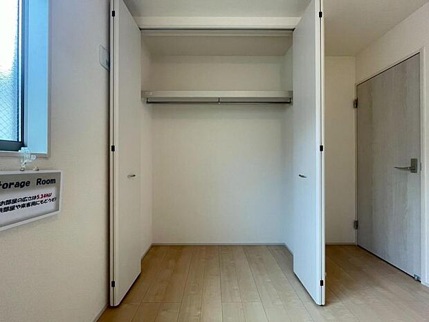 クローゼットには棚やハンガーパイプが付いており、スーツや上着などがスッキリ収納可能です。